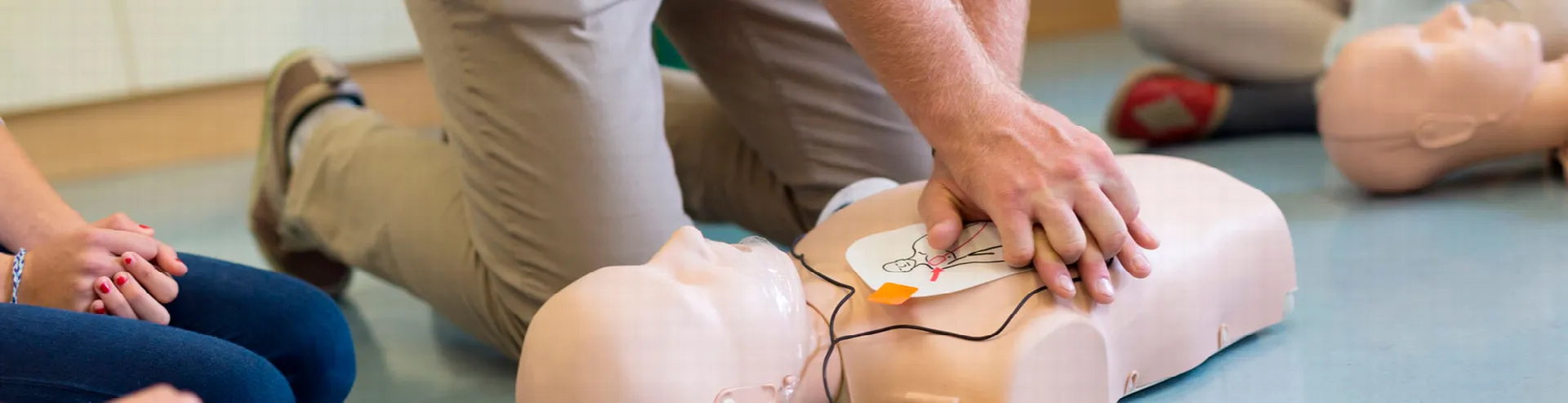 Formação de Suporte Básico de Vida com desfibrilhador num manequim de treino