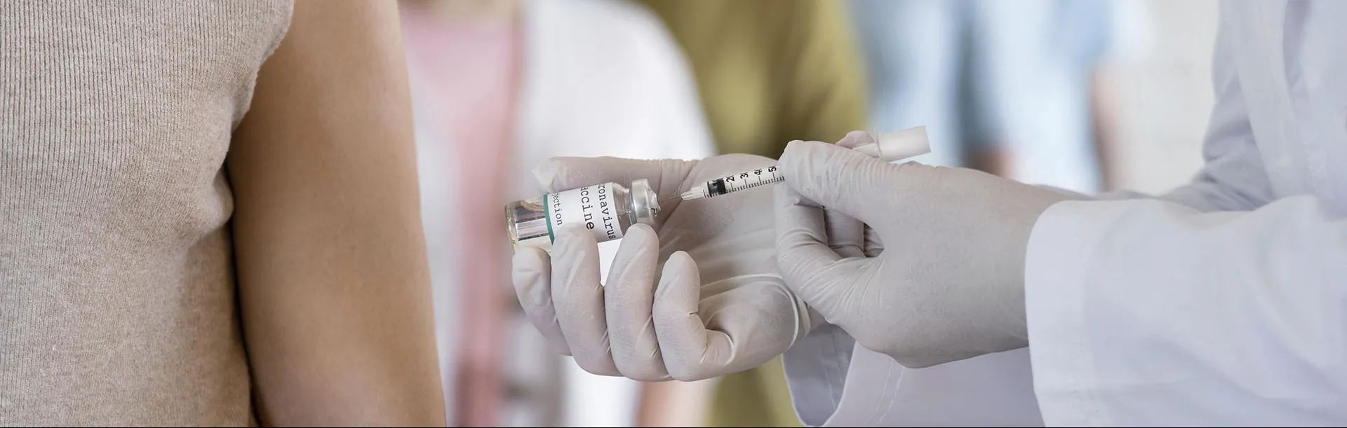 Profissional de saúde a preparar a administração de uma vacina