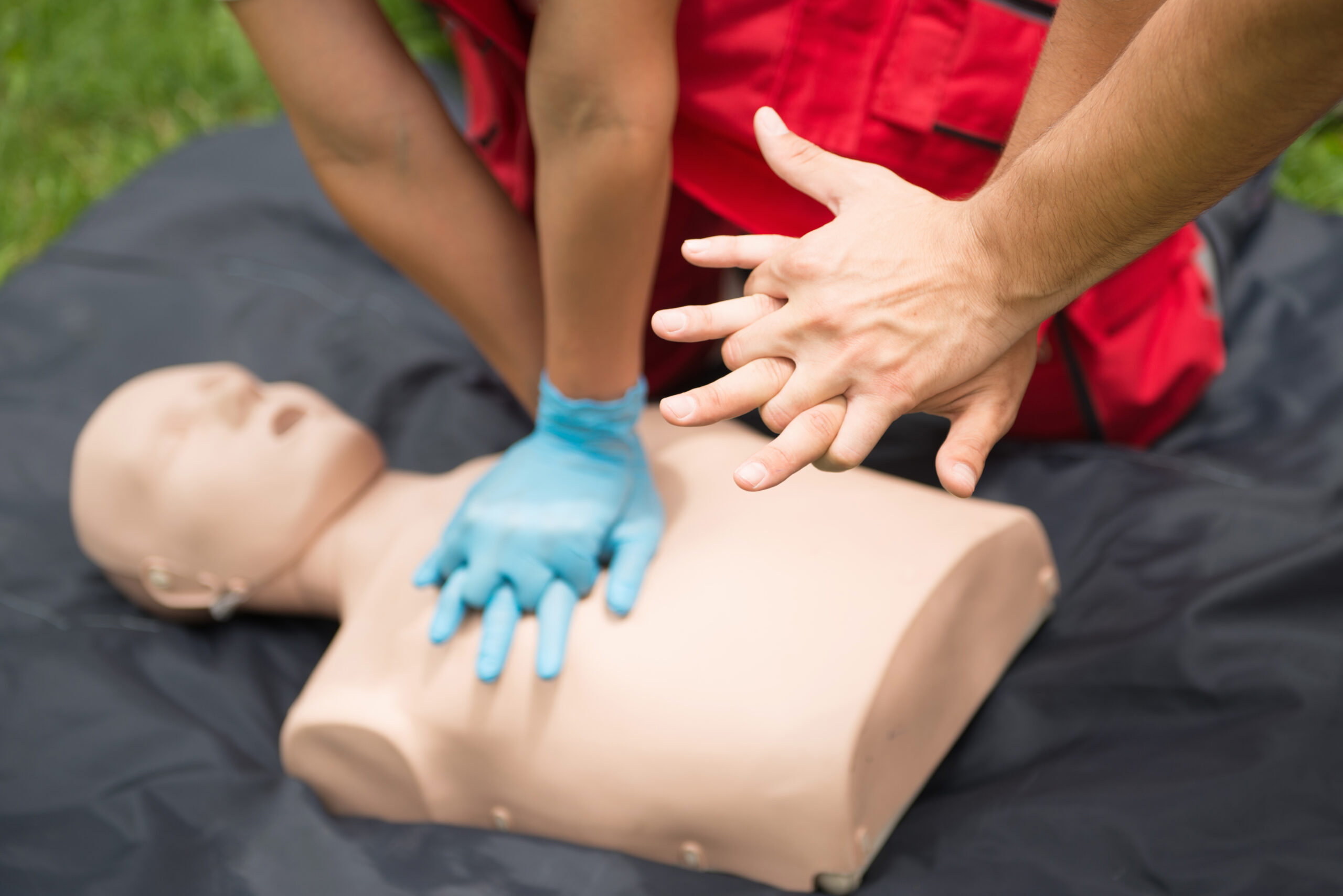 Treino de reanimação cardiopulmonar com manequim ao ar livre