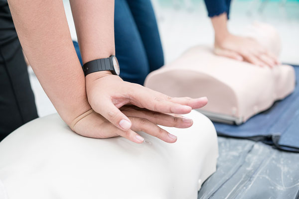 Treino de compressões torácicas em manequim de RCP
